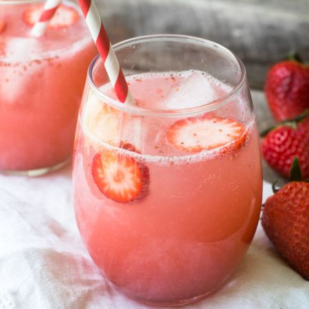 Освежаваща ягодова газирана напитка по домашна рецепта
