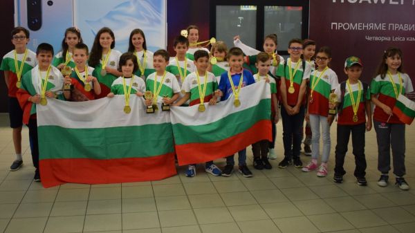 Българчетата от тайландската международна олимпиада по математика се завърнаха у нас като истински шампиони