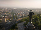 Ереван, Армения   Гигантска статуя на височина 54 м....