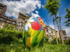 Великденски яйца, изрисувани от деца, красят столичния бул. „Македония“